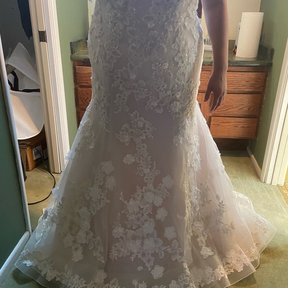 Oleg Cassini 22W Ivory 3D Floral Ballerina  Wedding Dress - Picture 10 of 13